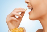 Loạn viên uống chống nắng trắng da bán trên các trang mạng xã hội, bác sĩ cảnh báo gì?