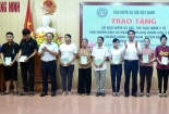 BHXH Việt Nam trao tặng sổ BHXH, thẻ BHYT cho người dân hoàn cảnh khó khăn tại tỉnh Quảng Bình