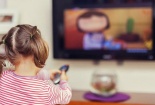 Trẻ xem nhiều điện thoại và tivi dễ bị rối loạn phổ tự kỷ, kém phát triển