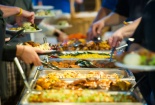 Nguy cơ ngộ độc từ những bữa tiệc buffet nóng và dã ngoại ngoài trời