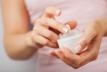 Nguy hại từ kem hỗ trợ điều trị nám chứa chất huỳnh quang và kim loại nặng