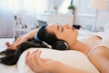 Đeo tai nghe đi ngủ liên tục trong hai năm khiến cô gái bị điếc phải đeo máy trợ thính