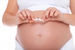 Anh cảnh báo hút thuốc khi mang thai có thể tăng nguy cơ sinh non 
