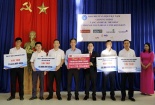 Ngân hàng Agribank trao tặng hơn 5.500 sổ BHXH và thẻ BHYT cho người có hoàn cảnh khó khăn
