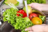 Chuyên gia chỉ cách loại bỏ thuốc bảo vệ thực vật trên rau quả trước khi ăn