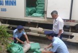 Chặn đứng ô tô vận chuyển 4 tấn chân gà đông lạnh đã biến đổi màu sắc thâm đen đi tiêu thụ