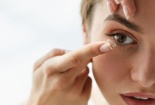 Đeo kính áp tròng đi ngủ thường xuyên nguy cơ hỏng giác mạc 