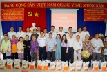 Tạp chí Biển Việt Nam phối hợp Vùng 2 Hải quân tặng quà gia đình chính sách