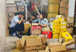 Hà Nội phát hiện đại lý bánh kẹo bày bán hàng loạt sản phẩm nhập lậu