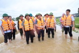 Thủ tướng chỉ đạo bảo đảm an toàn đê điều, hồ đập; triển khai phương tiện, kể cả trực thăng, hỗ trợ người dân