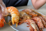 Bác sĩ khuyến cáo cần lưu ý khi ăn tôm ở một số trường hợp ít gặp