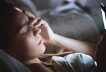Hệ lụy khi lạm dụng điện thoại có thể gây rối loạn giấc ngủ