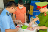 Hà Nội thu giữ lượng lớn thanh cua, há cảo và xúc xích không có tem nhãn phụ tiếng Việt