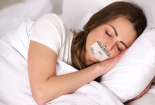Dán băng keo y tế bịt miệng khi ngủ có thể gây ngạt thở, thậm chí dẫn đến đột quỵ