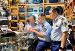 Hàng giả 'núp bóng' trung tâm thương mại, cần mạnh tay xử lý 