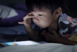 Lạm dụng thiết bị điện tử đang khiến tình trạng mắt lác gia tăng, đặc biệt ở trẻ nhỏ