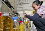 Dầu lạc, dầu vừng tự ép 'lên ngôi' vì lo ngại hàng giả, kém chất lượng
