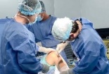 Vinmec Cần Thơ phẫu thuật thành công chấn thương khớp gối do đá bóng, thực hiện bởi giáo sư từng điều trị cầu thủ chuyên nghiệp