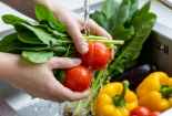 Chuyên gia Mỹ chỉ cách rửa rau củ tốt nhất để loại bỏ thuốc trừ sâu