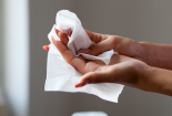 Khăn giấy ướt nhiễm khuẩn đe dọa an toàn sức khoẻ người tiêu dùng