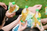Sau câu chuyện trúng 50 triệu đồng năm ngoái, hè này cả xóm nhỏ miền Tây háo hức ‘xé nhãn nhập mã’ sau khi giải khát