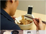 Bát ăn mì kiêm khay đựng smartphone độc đáo và tiện lợi