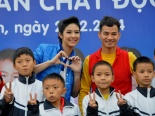 Ngọc Hân và Xuân Bắc giao lưu cùng trẻ em mang di chứng chất độc da cam