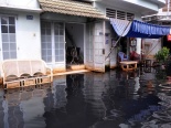 Khốn khổ dân TP.HCM bơi trong biển nước đen ngòm sau mưa lớn