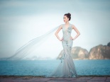 Hoa hậu Thu Thảo 'tỏa sáng rực rỡ' giữa biển trời Hạ Long
