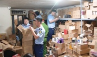 Phát hiện kho hàng chứa hàng chục nghìn chai nước hoa nghi giả giữa phố cổ Hà Nội