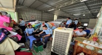 https://vietq.vn/an-giang-phat-hien-tam-giu-1-tan-vai-mau-cac-loai-khong-ro-nguon-goc-xuat-xu-d209320.html