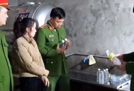 Nghệ An: Triệt phá xưởng sản xuất hơn 60.000 lít giấm giả từ axit công nghiệp và nước lã