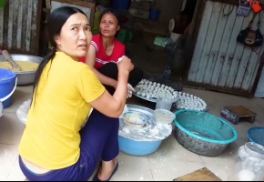 Bí ẩn bên trong 'lò' chế biến bánh rán siêu bẩn