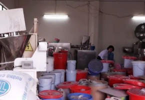 Kinh hoàng cảnh sản xuất hàng tấn thực phẩm chức năng bằng 'công nghệ xô chậu'