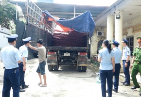 Bắt giữ xe tải chở 1,5 tấn chân gà không rõ nguồn gốc tại Lạng Sơn
