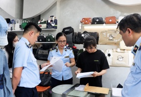 Cơ quan chức năng bất ngờ kiểm tra, loạt shop 'hàng hiệu' tại Đà Nẵng có động thái 'lạ'