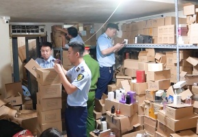 Phát hiện kho hàng chứa hàng chục nghìn chai nước hoa nghi giả giữa phố cổ Hà Nội