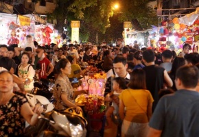 Người dân nhộn nhịp đón Trung thu sớm