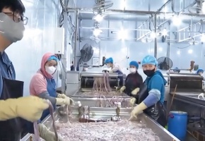 Đột kích cơ sở 'hô biến' nhiều tấn lòng lợn bốc mùi thành vỏ xúc xích, lạp xưởng