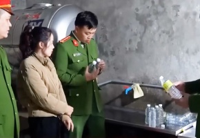 Nghệ An: Triệt phá xưởng sản xuất hơn 60.000 lít giấm giả từ axit công nghiệp và nước lã