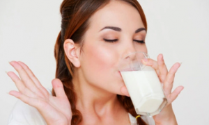 Bác sĩ khuyến cáo uống sữa đúng cách để không làm tăng nguy cơ sỏi thận