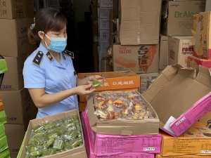Hà Nội: Phát hiện, thu giữ hơn 10.000 chiếc bánh trung thu trôi nổi