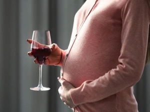 Cảnh báo: Uống rượu khi mang thai có thể làm thay đổi cấu trúc não của trẻ