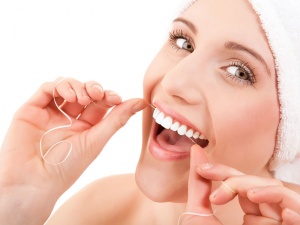 Sử dụng chỉ nha khoa sai kỹ thuật có thể gây tổn thương răng và nướu