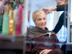 Người bệnh đang xạ trị, hóa trị ung thư nên cẩn trọng khi dùng thuốc nhuộm tóc