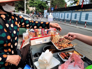 Mối lo về an toàn thức ăn đường phố 'nóng' trở lại sau hàng loạt vụ ngộ độc