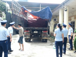 Bắt giữ xe tải chở 1,5 tấn chân gà không rõ nguồn gốc tại Lạng Sơn
