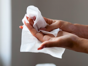 Khăn giấy ướt nhiễm khuẩn đe dọa an toàn sức khoẻ người tiêu dùng