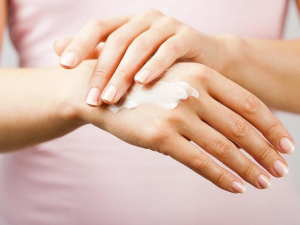 Sử dụng mỹ phẩm chứa corticoid thường xuyên có thể khiến da tổn thương nặng, khó phục hồi