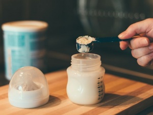 Hãng sữa lớn Lactalis của Pháp thu hồi sữa công thức cho trẻ em do phát hiện độc tố